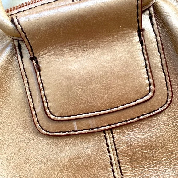 Hobo bag, metallic champagne gold. - Picture 10 of 10